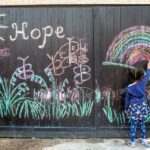 Artista de cinco anos anima os residentes do bairro com desenhos a giz