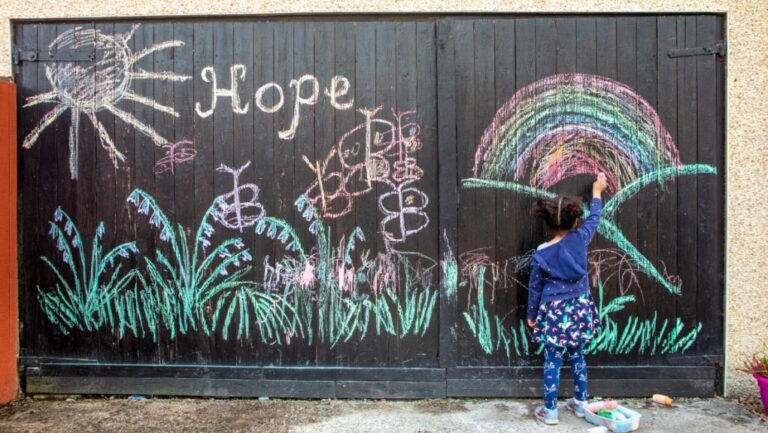Artista de cinco anos anima os residentes do bairro com desenhos a giz