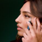 Maquiadora cria linha de cosméticos para pessoas com tremores nas mãos