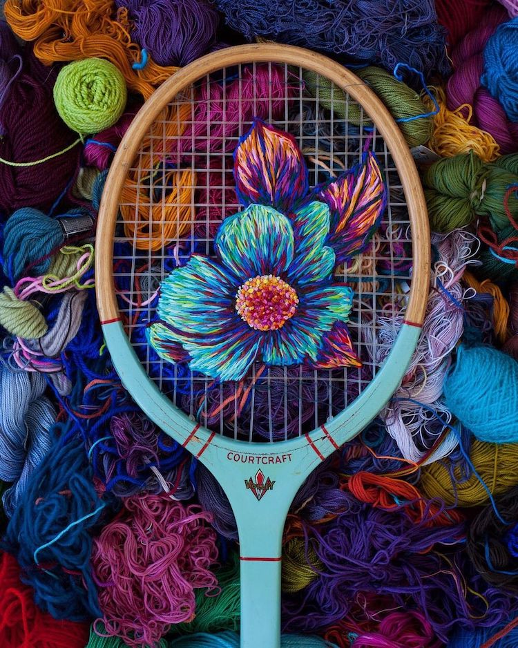 Raquetes de tênis são transformadas em aros improváveis ​​para bordados florais