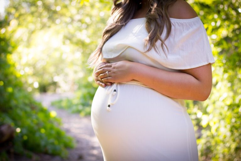 Estados e cidades cancelaram a vacinação contra COVID em grávidas com comorbidades