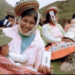 Mulheres peruanas limpam o rio e suas roupas ao mesmo tempo