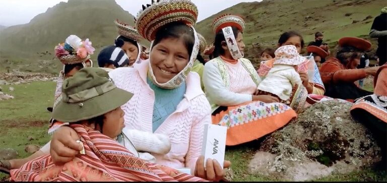 Mulheres peruanas limpam o rio e suas roupas ao mesmo tempo