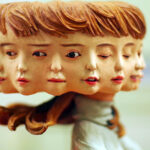 Personagens caprichosos expressam emoções nas esculturas de Yoshitoshi