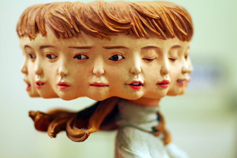 Personagens caprichosos expressam emoções nas esculturas de Yoshitoshi