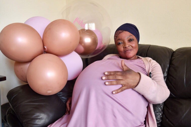 Mulher que esperava óctuplos anuncia ter dado à luz 10 bebês na África do Sul, novo recorde
