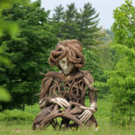 Enormes esculturas enraizadas na natureza dominam este Arboreto