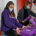 Jovem faz ‘kits de cuidados especiais’ e doa para pessoas com Alzheimer
