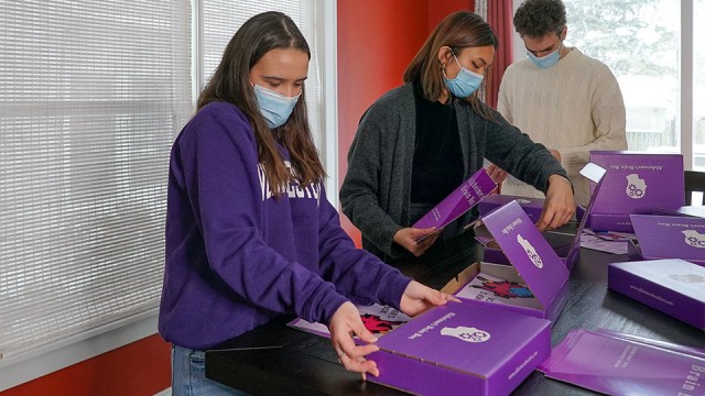 Jovem faz ‘kits de cuidados especiais’ e doa para pessoas com Alzheimer