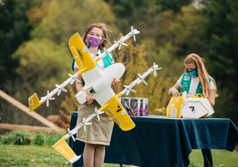 Escoteiras usam drones do Google para entregar biscoitos em meio à pandemia