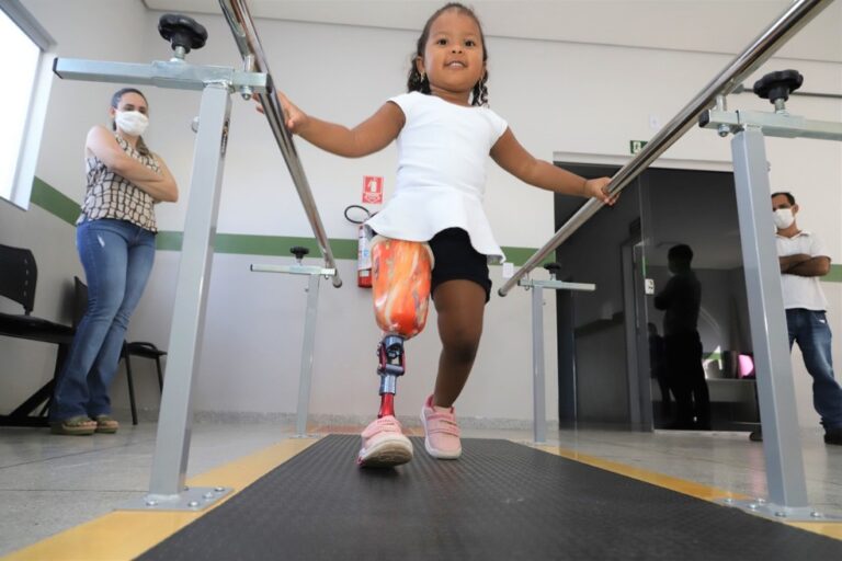 Menina de 3 anos caminha pela primeira vez após ganhar prótese sob medida no Tocantins