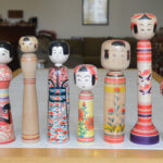 O que é Kokeshi? Descubra a arte histórica das bonecas artesanais de madeira japonesas