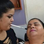 Brasileira sem movimento nos braços realiza sonho: ser maquiadora