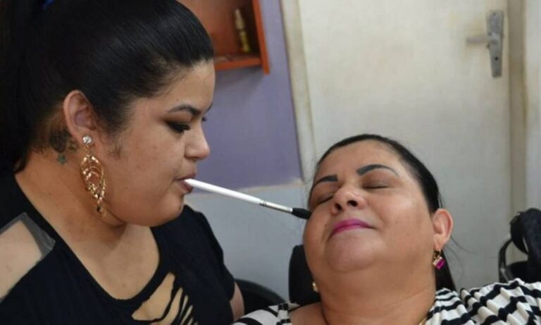 Brasileira sem movimento nos braços realiza sonho: ser maquiadora