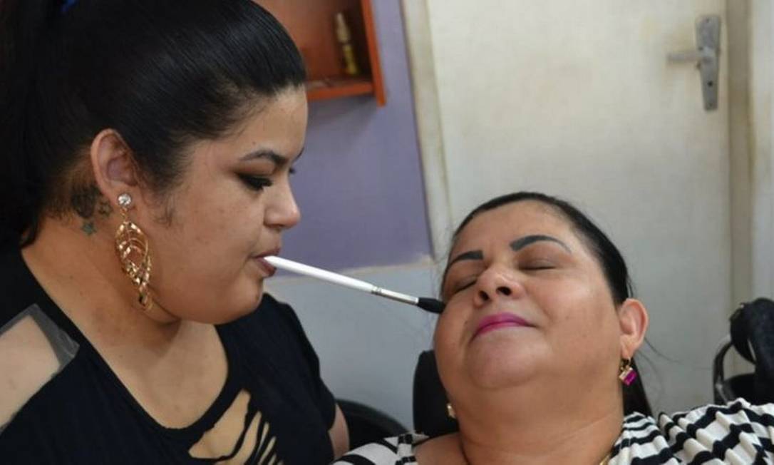 Brasileira sem movimento nos braços realiza sonho: ser maquiadora
