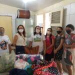 Mulheres estão transformando retalhos em cobertores para sem-teto em Fortaleza