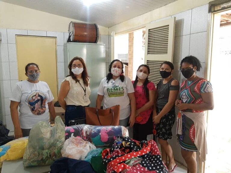 Mulheres estão transformando retalhos em cobertores para sem-teto em Fortaleza