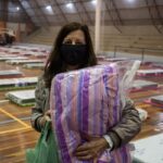 Cidade protege pessoas e pets que vivem nas ruas nesse frio