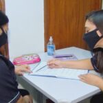 Mulher ensina colega do trabalho a ler e escrever no horário de almoço