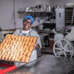 Vovó Tutu serve pães diariamente para 130 famílias carentes da Brasilândia (SP): ‘Amo servir’