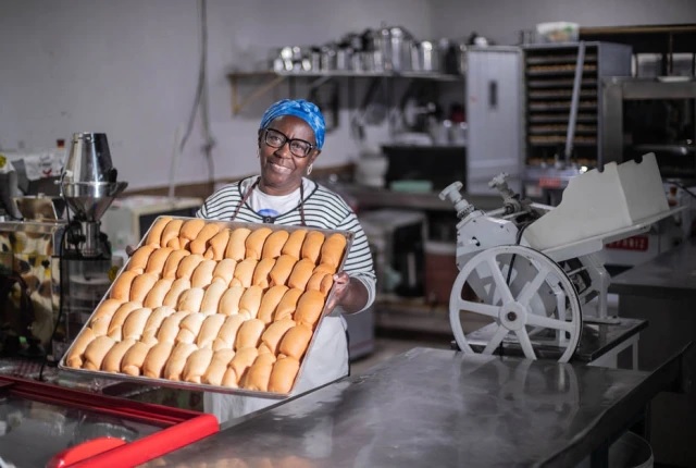 Vovó Tutu serve pães diariamente para 130 famílias carentes da Brasilândia (SP): ‘Amo servir’