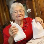 Nas horas vagas, essa mulher faz lindos gorros para recém-nascidos e doa em hospital