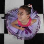 Bailarina surda de 8 anos dá aulas de Libras