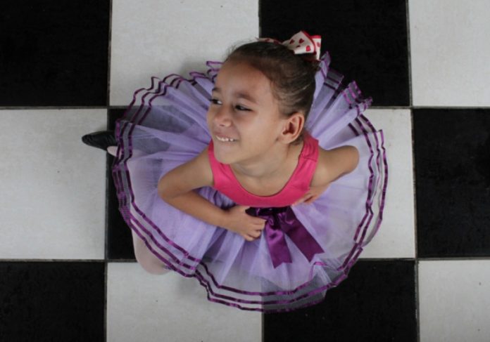 Bailarina surda de 8 anos dá aulas de Libras