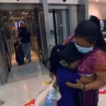 Mãe reencontra filha separada dela na fronteira EUA-México após 4 anos
