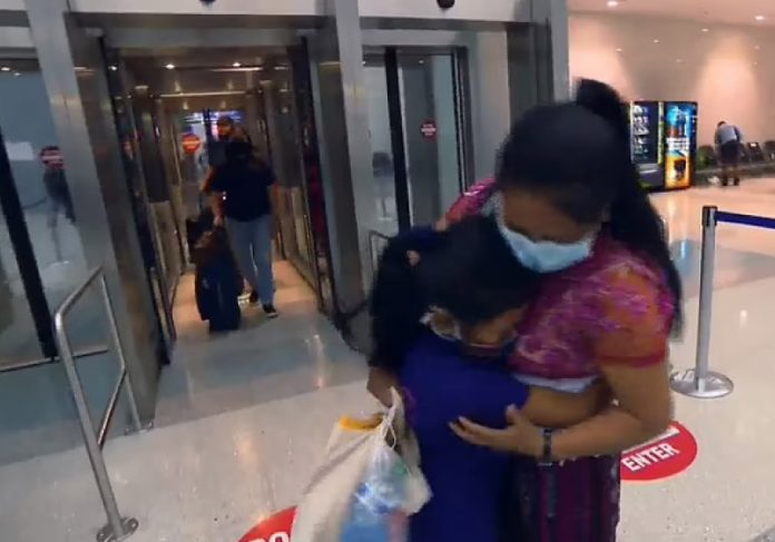 Mãe reencontra filha separada dela na fronteira EUA-México após 4 anos