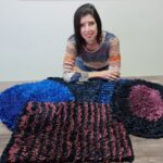 Artesãos transformam sobra de biquínis em pulseiras e tapetes