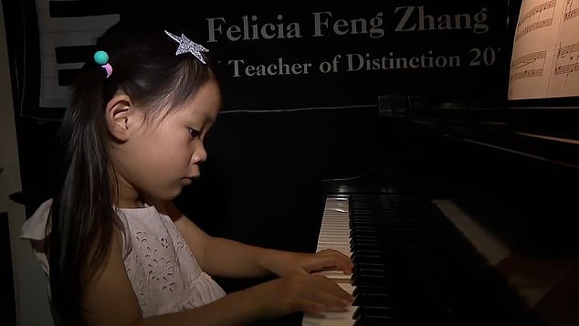 Brigitte Xie tem apenas 4 anos e se tornou uma das maiores pianistas da atualidade