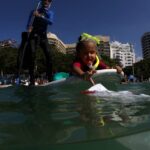 Nina Gomes ganha condecoração por limpar praias do Rio de Janeiro