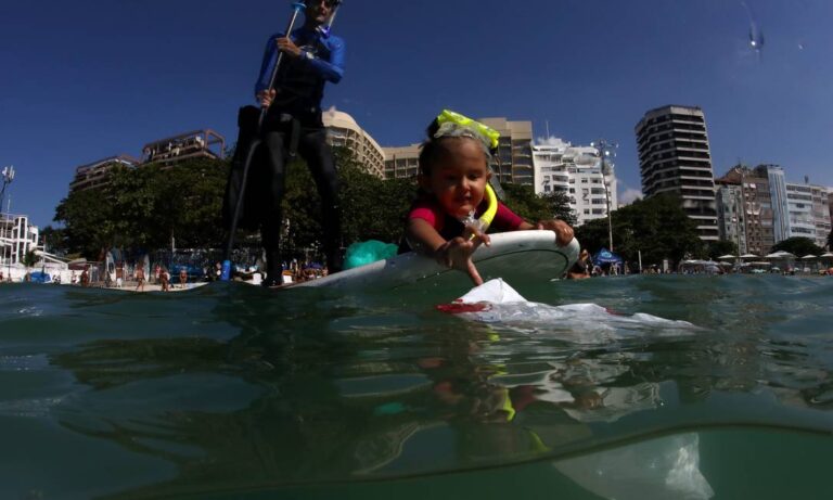 Nina Gomes ganha condecoração por limpar praias do Rio de Janeiro