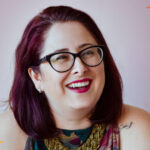 Mulher que adotou bebê produz leite materno após tratamento