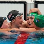 Nadadora tem reação emocionante ao quebrar recorde mundial e é abraçada por adversárias