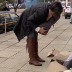 Gaúcha faz e entrega sacos de dormir para pessoas que dormem na rua em RS