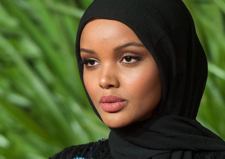 Modelo abandona passarelas dos EUA para lançar moda para muçulmanas