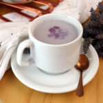 Leite de lua de lavanda e camomila: Receita relaxante que ajuda a melhorar o sono.