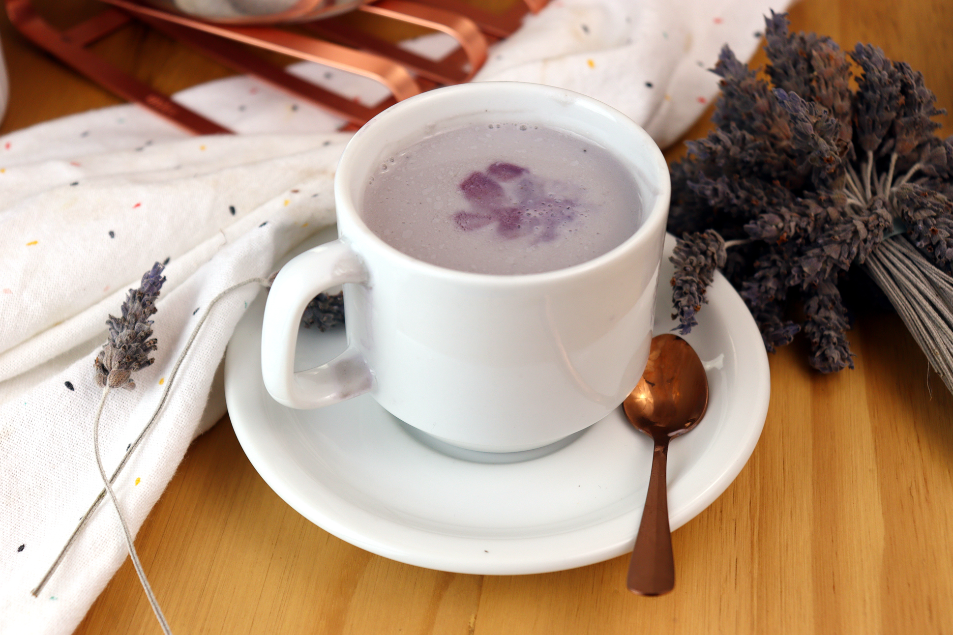 Leite de lua de lavanda e camomila: Receita relaxante que ajuda a melhorar o sono.