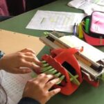 Alunos aprendem a ler e escrever em Braille para acolher colega