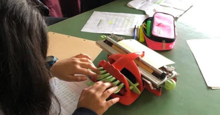 Alunos aprendem a ler e escrever em Braille para acolher colega