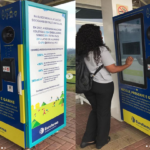 Máquina permite trocar materiais recicláveis por desconto na conta de luz e créditos no metrô