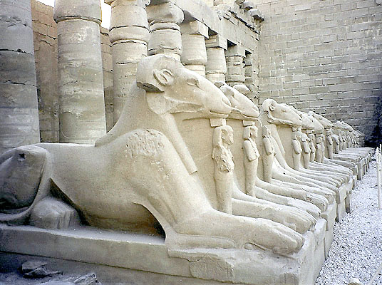 Estátuas gigantes de cabeça de carneiro descoberta em templo no Egito