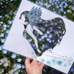 Artista de corte de papel preenche desenhos com a mudança das cores da natureza