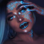 Artista usa maquiagem, tinta UV e luz para criar looks que brilham no escuro