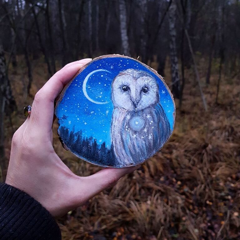 Pinturas mágicas em madeira inspiradas na floresta