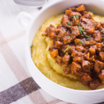 Polenta de milho verde: aprenda 2 versões do prato italiano