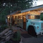 Mulher constrói mini casa com ônibus antigo e materiais recuperados