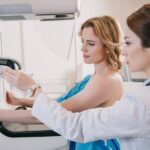 Mulheres devem esperar 4 semanas após a vacinação para fazerem mamografia